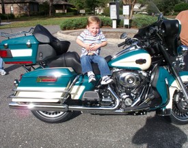 Wed 24 Dec 2008 03:40:18 PM

Andrew sitting on Mr. Mike's new Harley Davidson Ultra Classic.